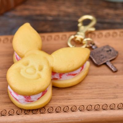 ピグレット / ストロベリー クッキーサンドアイス バッグチャーム【ディズニー アクセサリー】