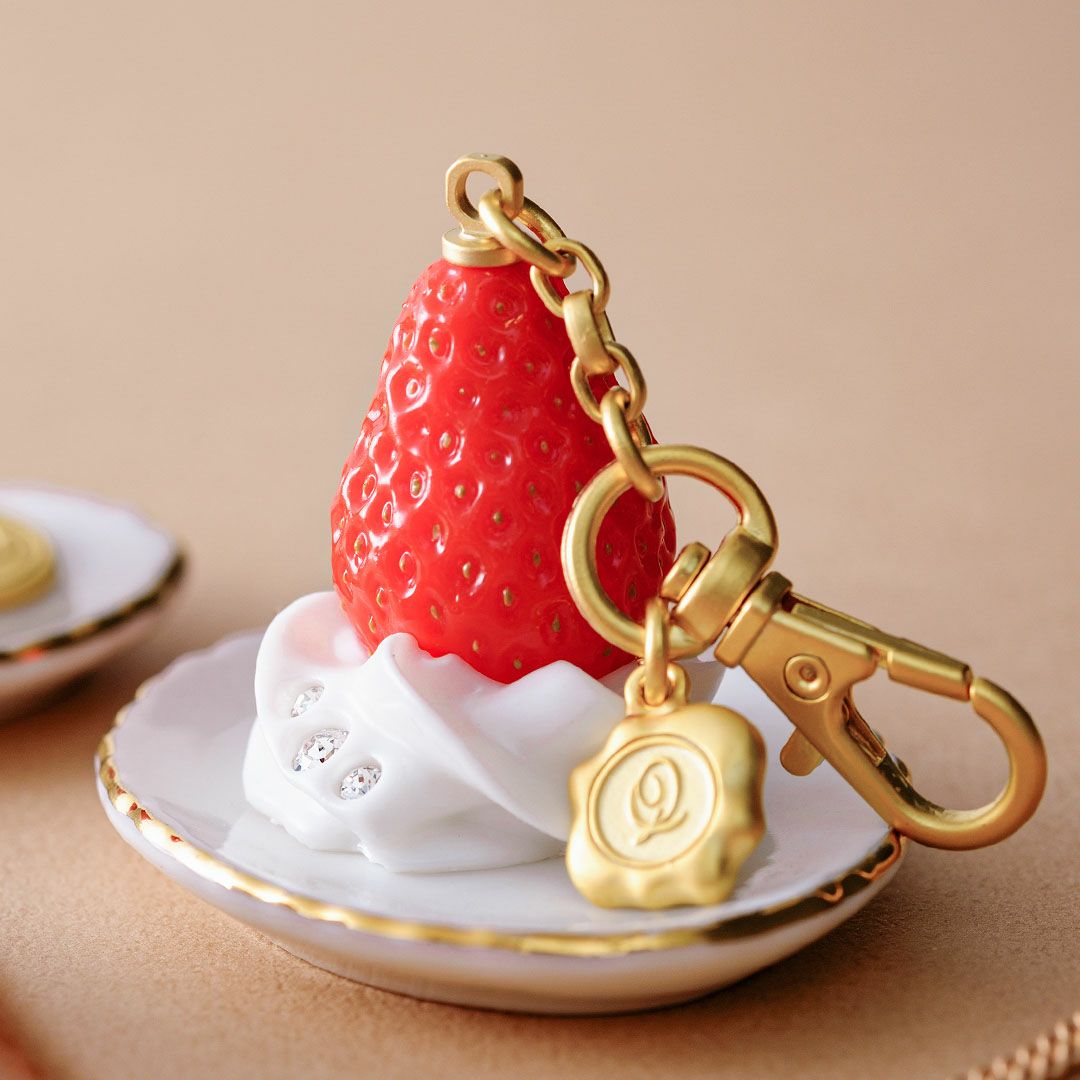 おすわりねこちゃんとショートケーキのバッグチャーム とらねこ×桜×苺 