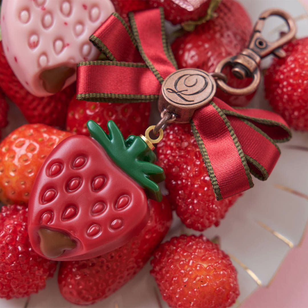 MAISONdeSABRE いちごチャーム SABRÉMOJI™AirTag フルーツチャーム - Strawberry – MAISON de SABRÉ