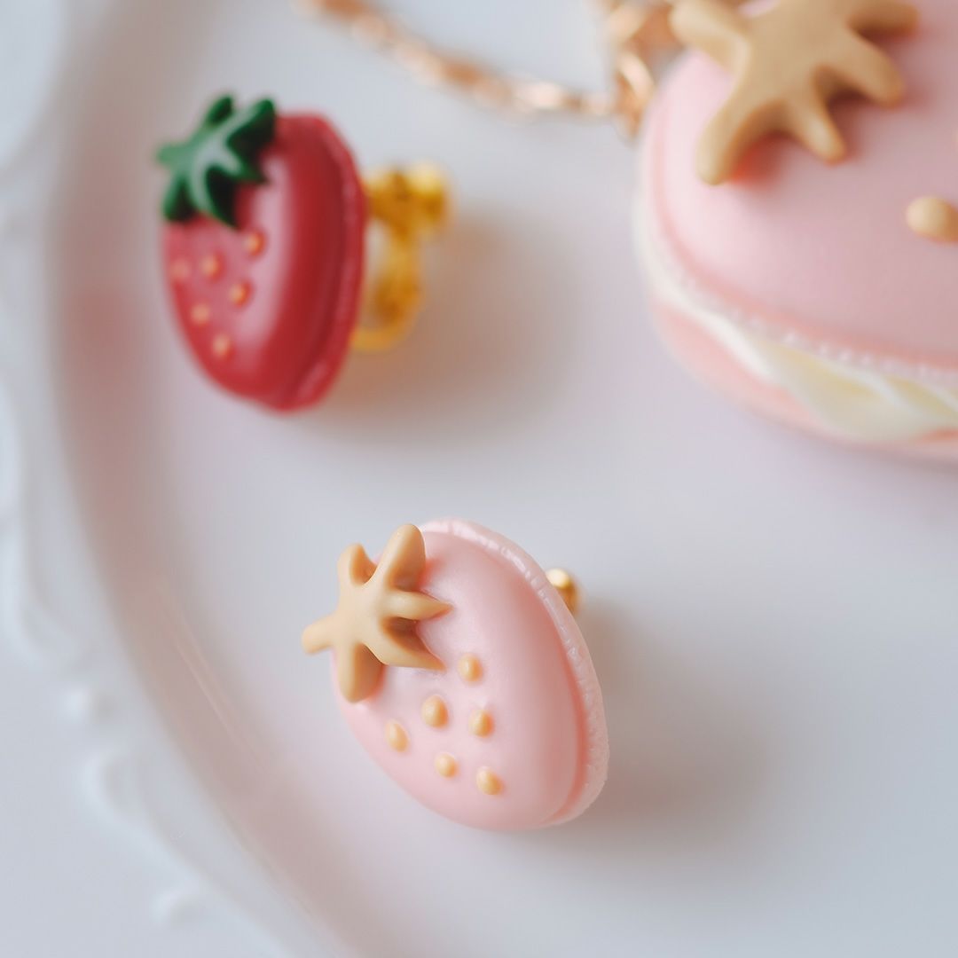 ストロベリーマカロン イヤリング (ピンク)
