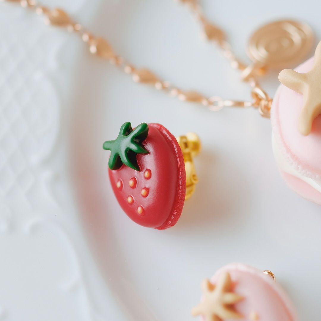 ストロベリーマカロン イヤリング (赤)