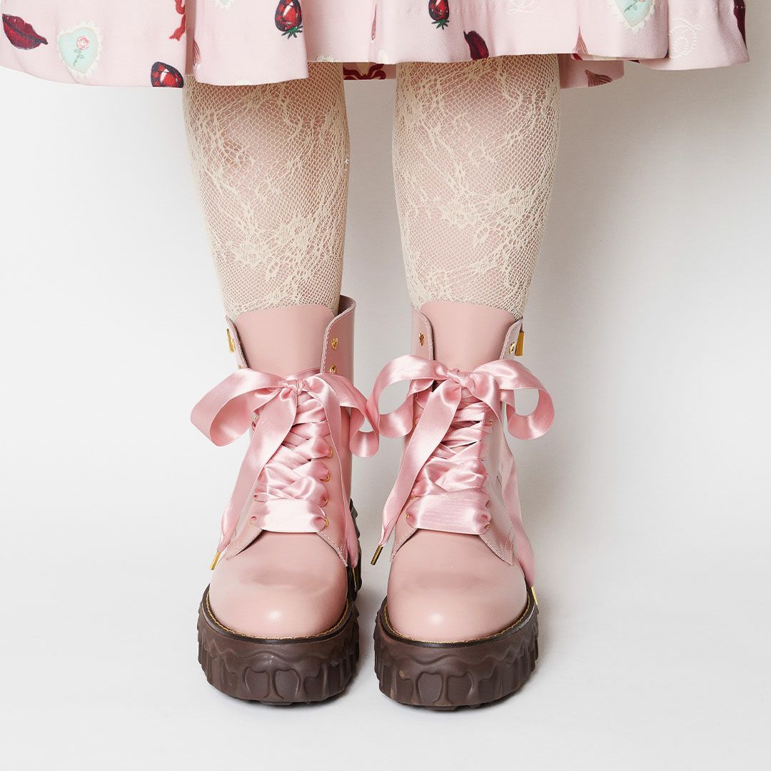 本革 メルティングチョコレート サテンリボンレースアップシューズ（ペールピンク） ブーツ
