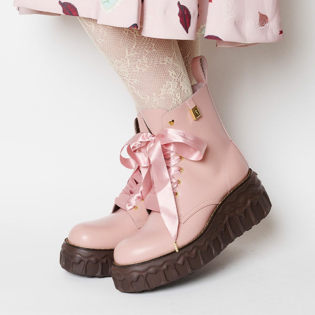 本革 メルティングチョコレート サテンリボンレースアップシューズ（ペールピンク） ブーツ