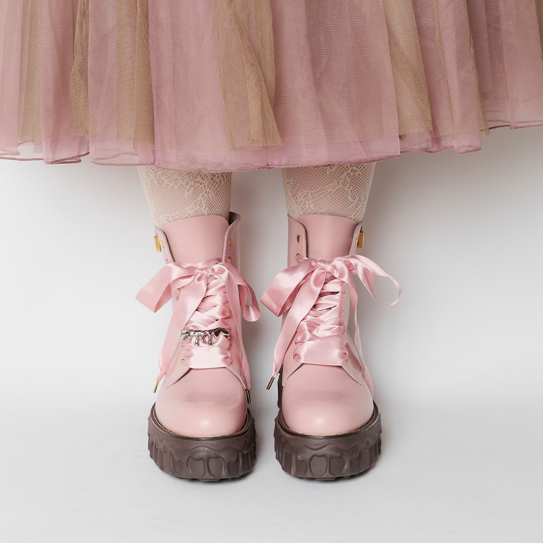 本革 メルティングチョコレート サテンリボンレースアップシューズ（ペールピンク） ブーツ