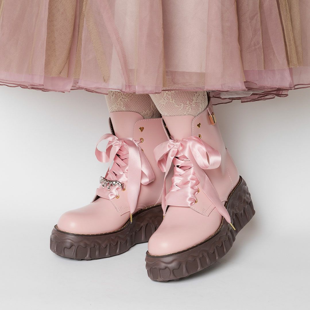 本革 メルティングチョコレート サテンリボンレースアップシューズ（ペールピンク） ブーツ