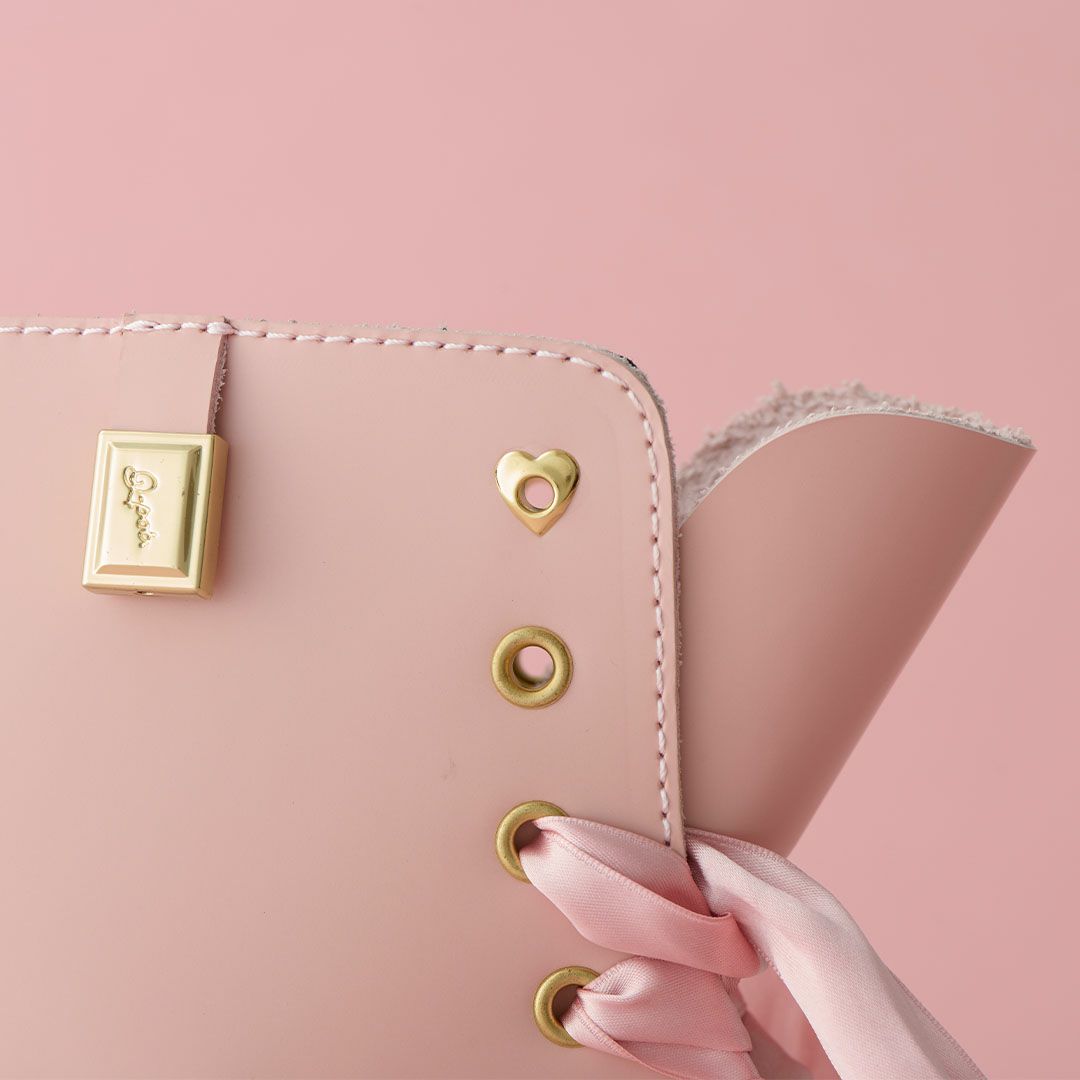 本革 メルティングチョコレート サテンリボンレースアップシューズ（ペールピンク） ブーツ