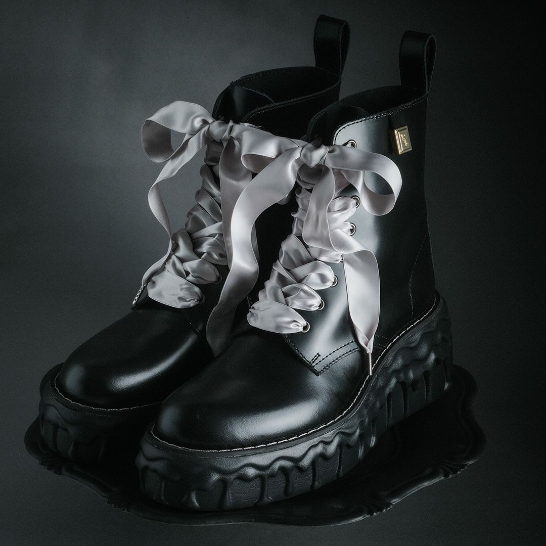 本革 メルティングチョコレート サテンリボンレースアップシューズ（ブラック） ブーツ