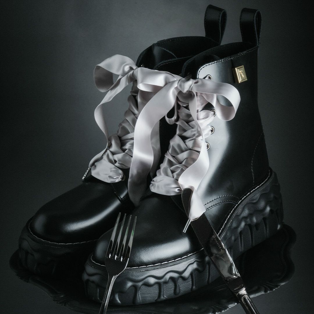 本革 メルティングチョコレート サテンリボンレースアップシューズ（ブラック） ブーツ