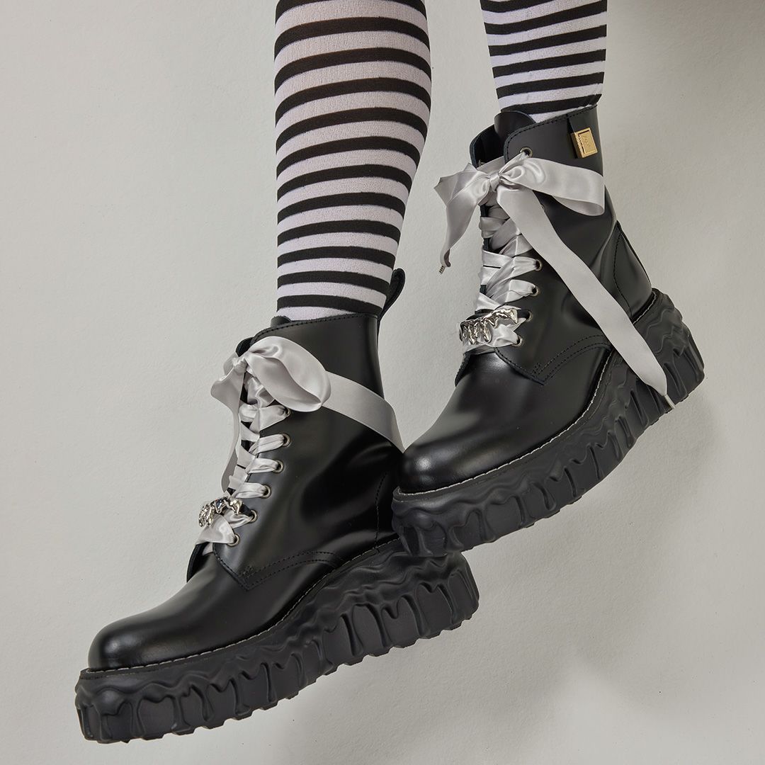 本革 メルティングチョコレート サテンリボンレースアップシューズ（ブラック） ブーツ