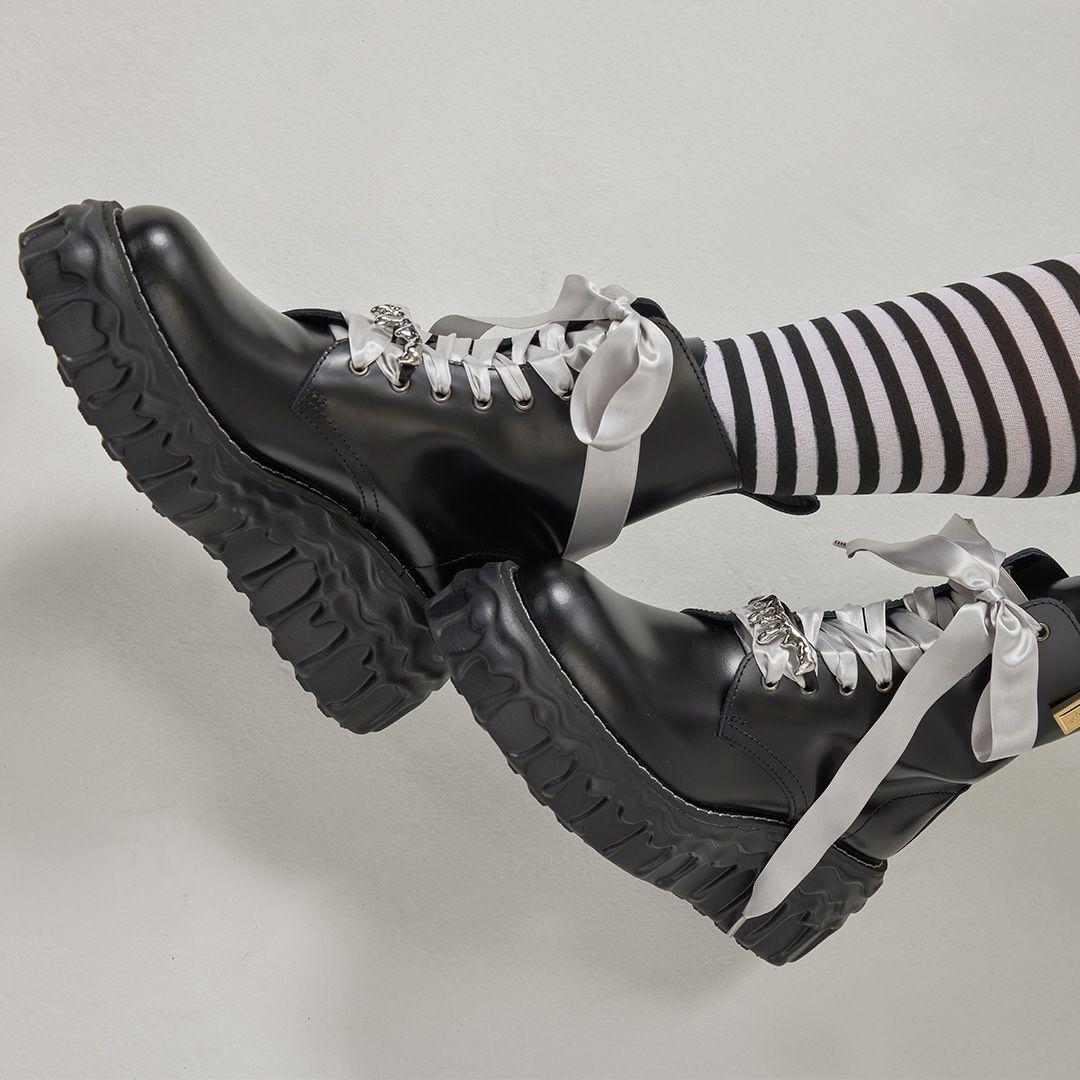 本革 メルティングチョコレート サテンリボンレースアップシューズ（ブラック） ブーツ