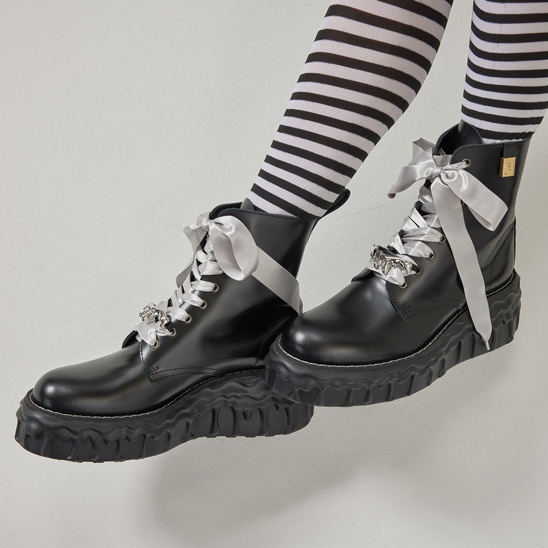本革 メルティングチョコレート サテンリボンレースアップシューズ（ブラック） ブーツ