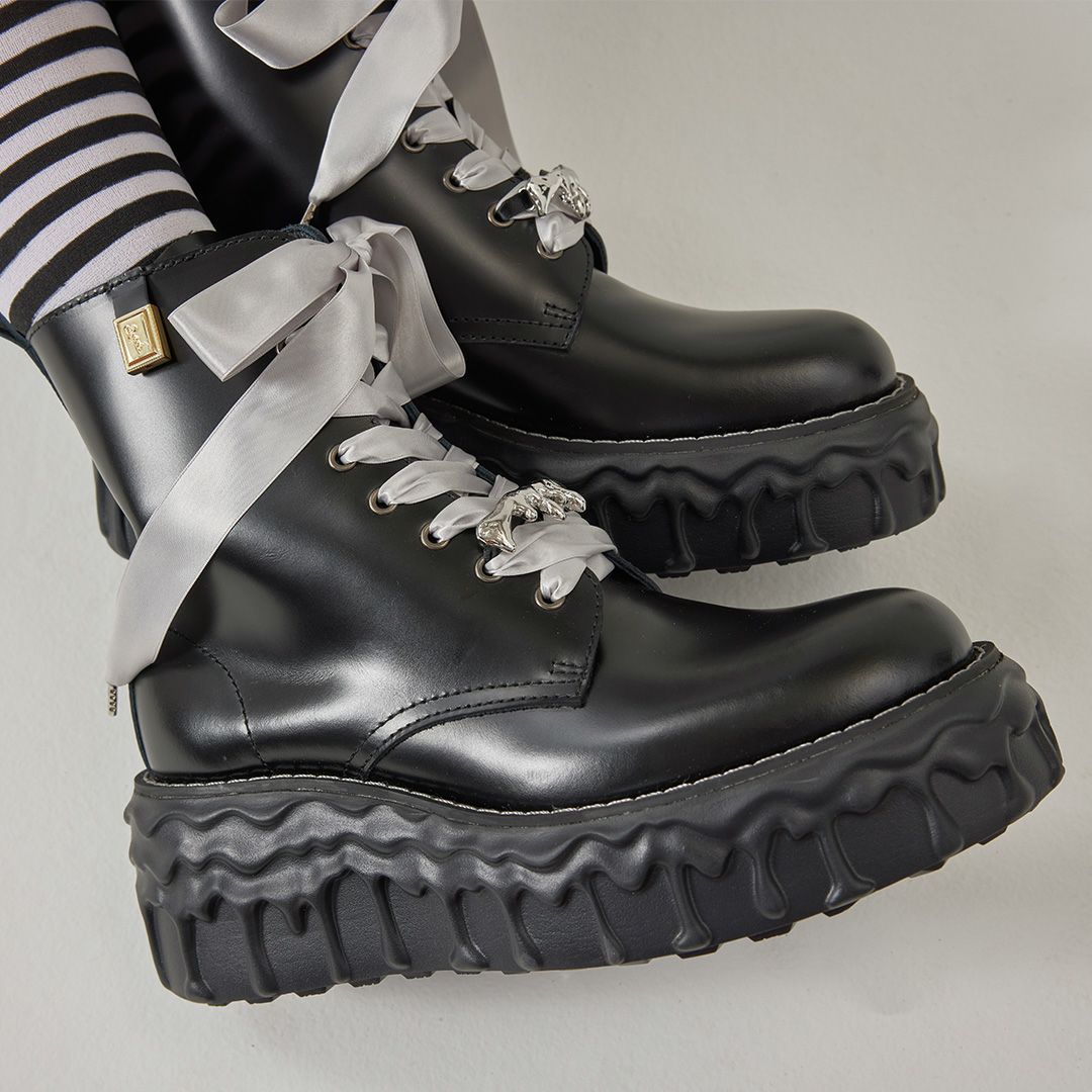 本革 メルティングチョコレート サテンリボンレースアップシューズ（ブラック） ブーツ