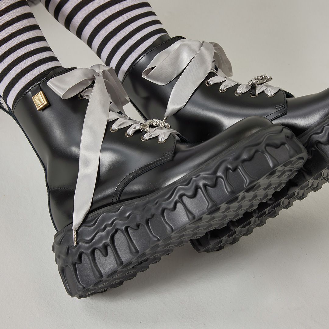 本革 メルティングチョコレート サテンリボンレースアップシューズ（ブラック） ブーツ