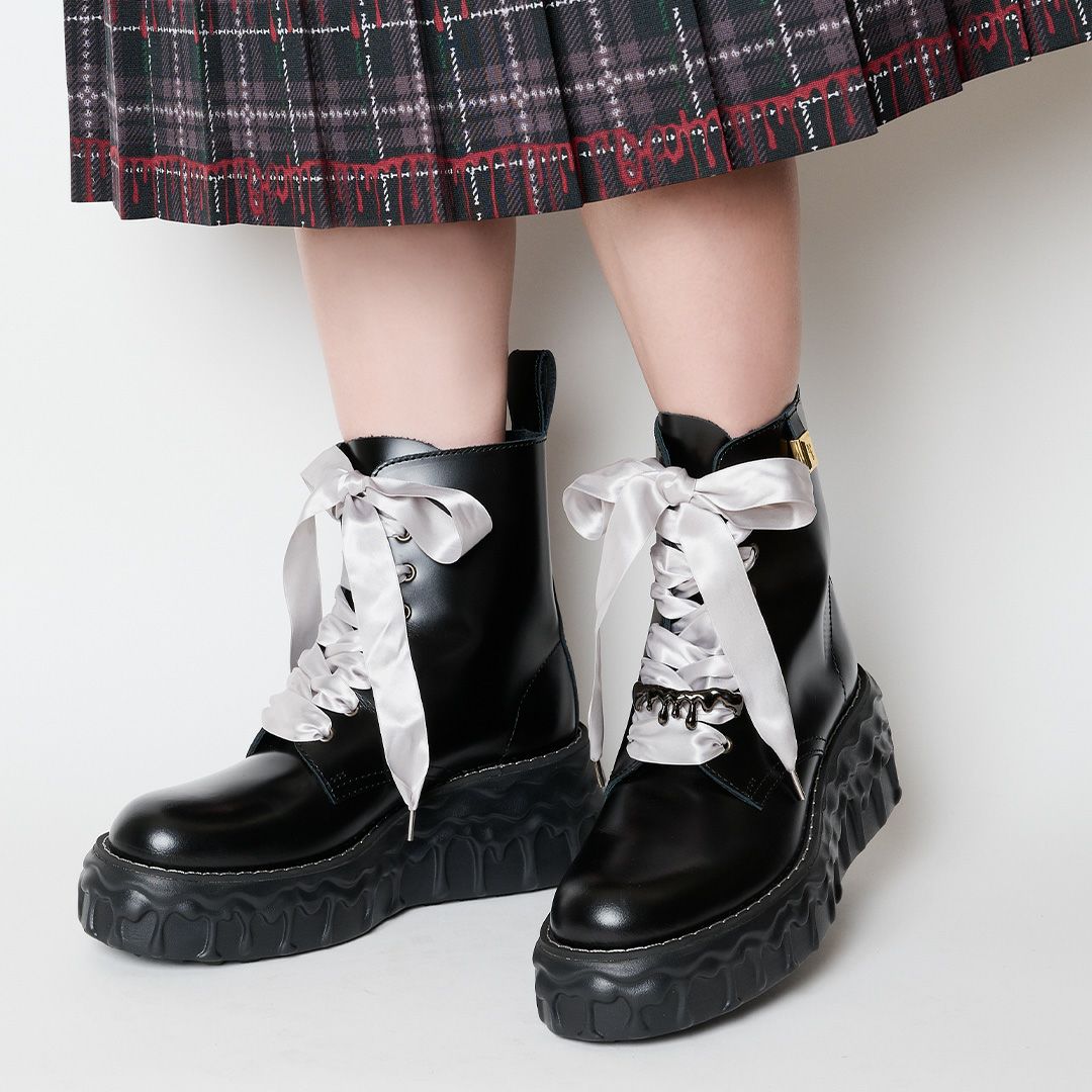本革 メルティングチョコレート サテンリボンレースアップシューズ（ブラック） ブーツ