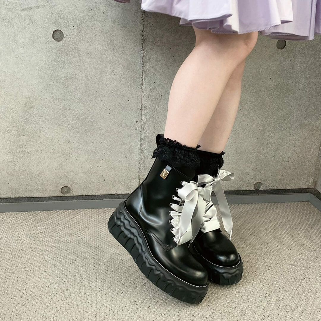 本革 メルティングチョコレート サテンリボンレースアップシューズ（ブラック） ブーツ