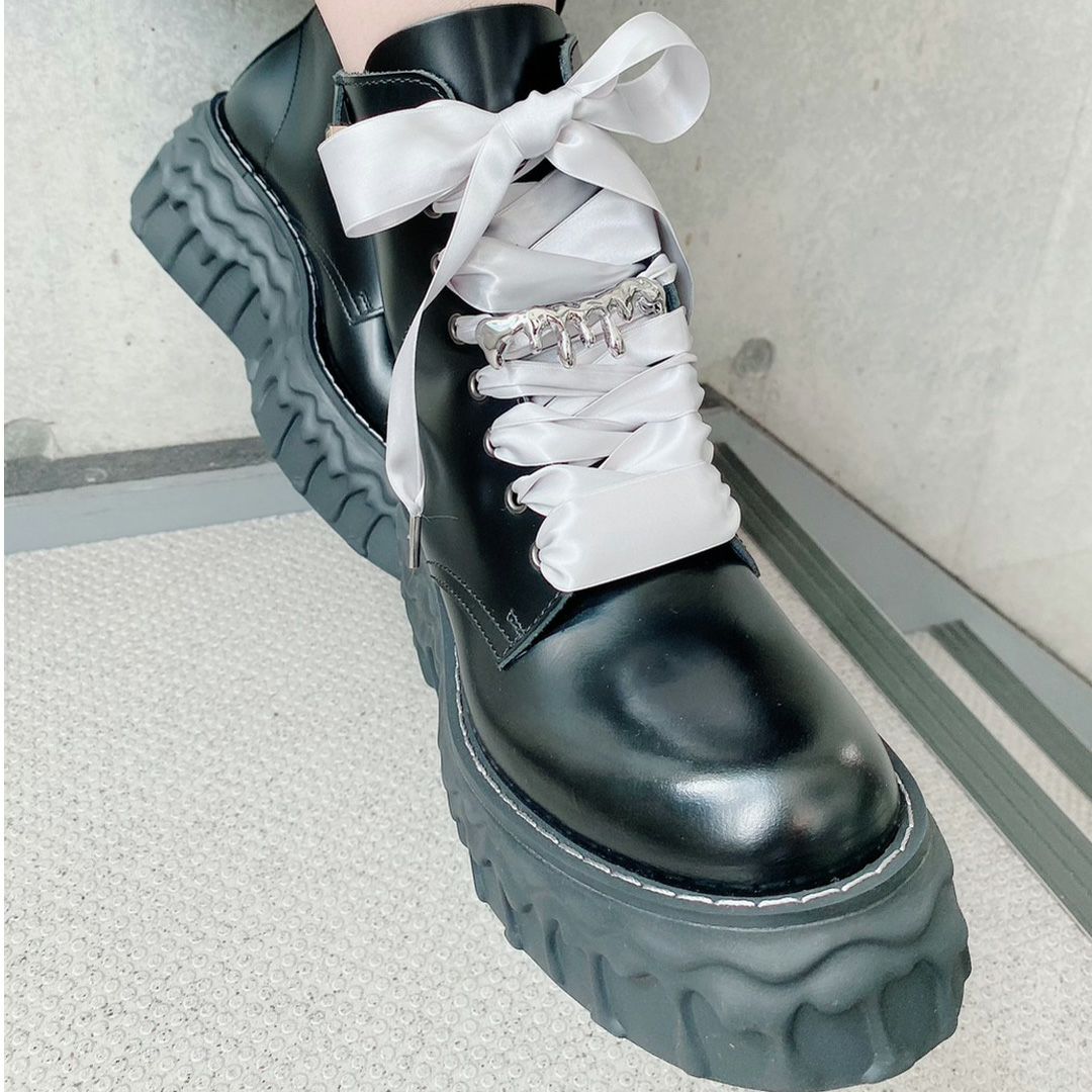 本革 メルティングチョコレート サテンリボンレースアップシューズ（ブラック） ブーツ