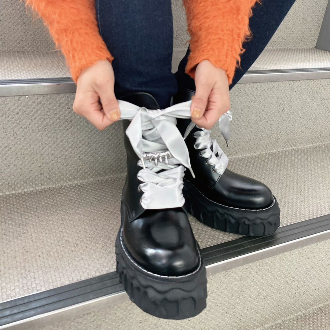 本革 メルティングチョコレート サテンリボンレースアップシューズ（ブラック） ブーツ