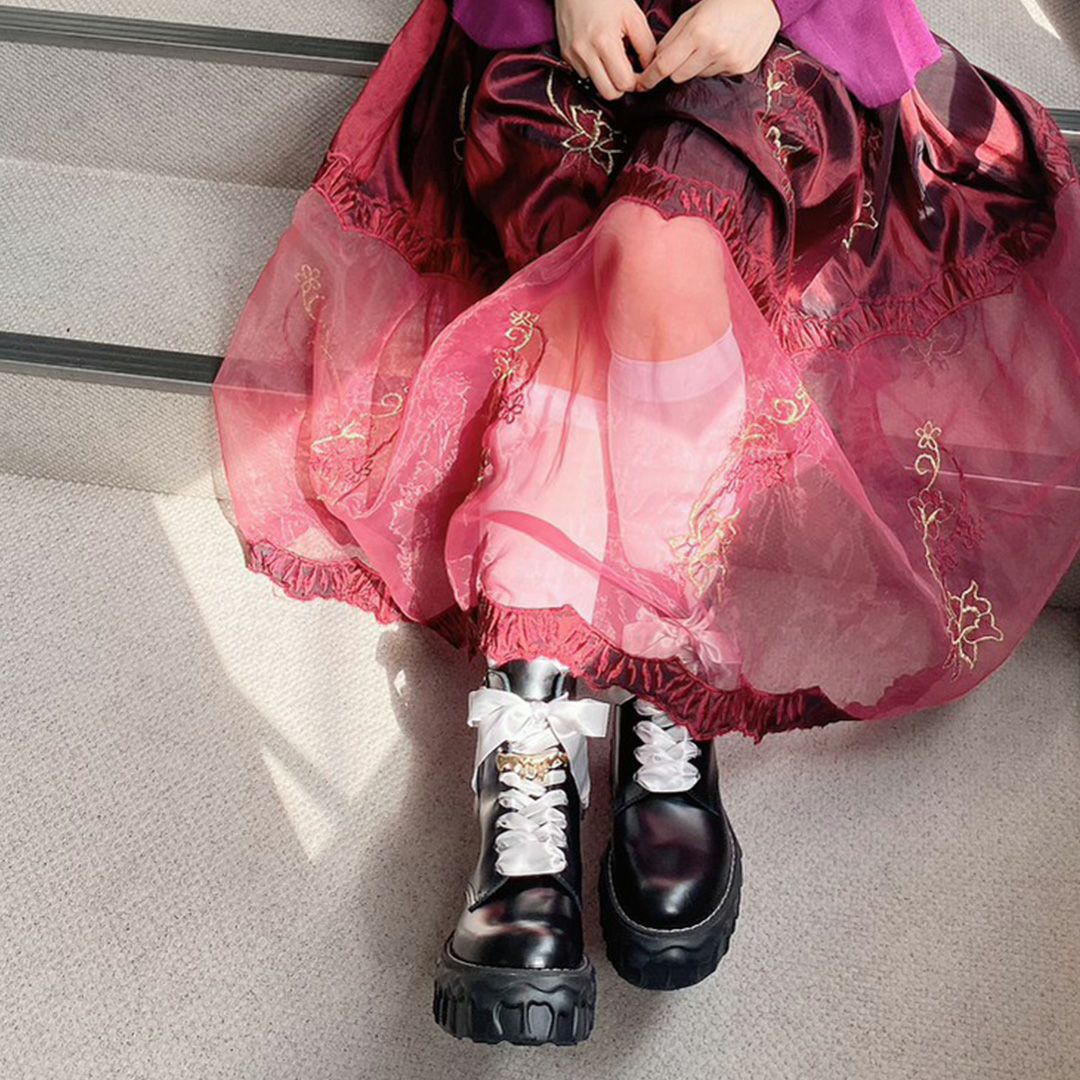 本革 メルティングチョコレート サテンリボンレースアップシューズ（ブラック） ブーツ