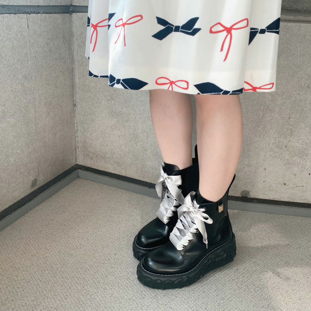 本革 メルティングチョコレート サテンリボンレースアップシューズ（ブラック） ブーツ