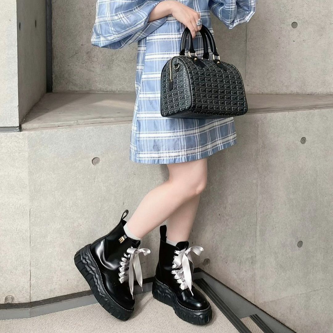 本革 メルティングチョコレート サテンリボンレースアップシューズ（ブラック） ブーツ