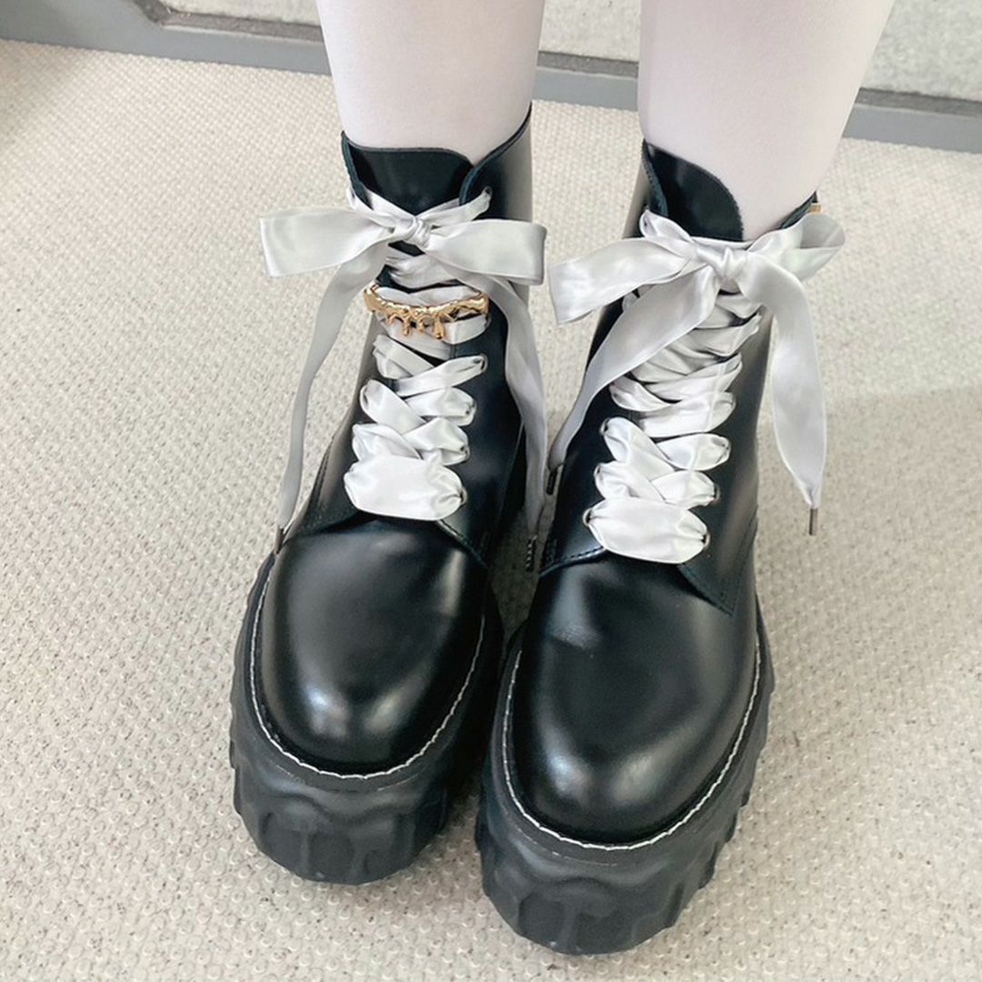 本革 メルティングチョコレート サテンリボンレースアップシューズ（ブラック） ブーツ