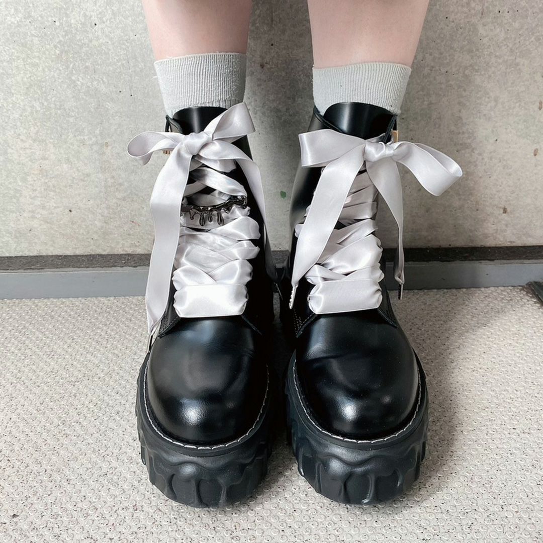 本革 メルティングチョコレート サテンリボンレースアップシューズ（ブラック） ブーツ