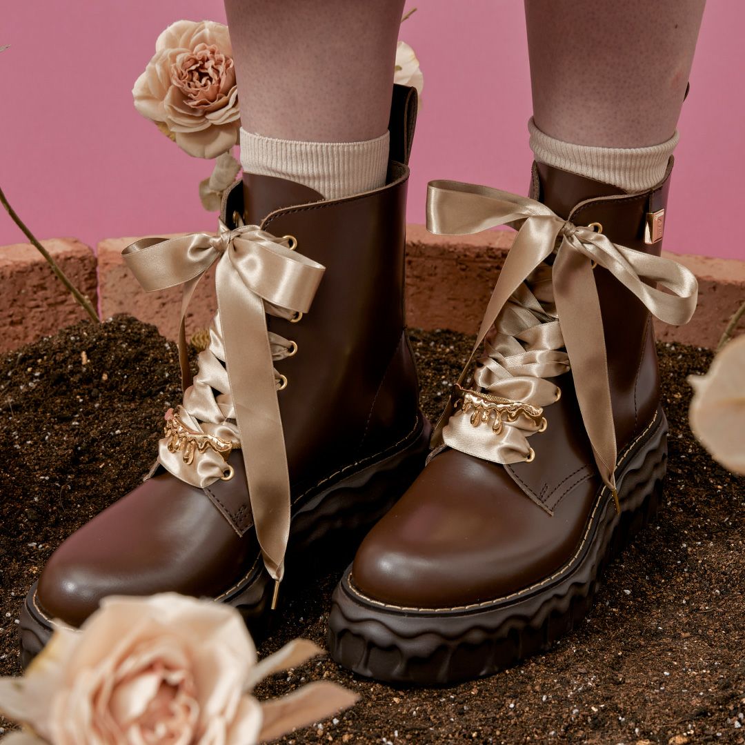 本革 メルティングチョコレート サテンリボンレースアップシューズ（ブラウン） ブーツ