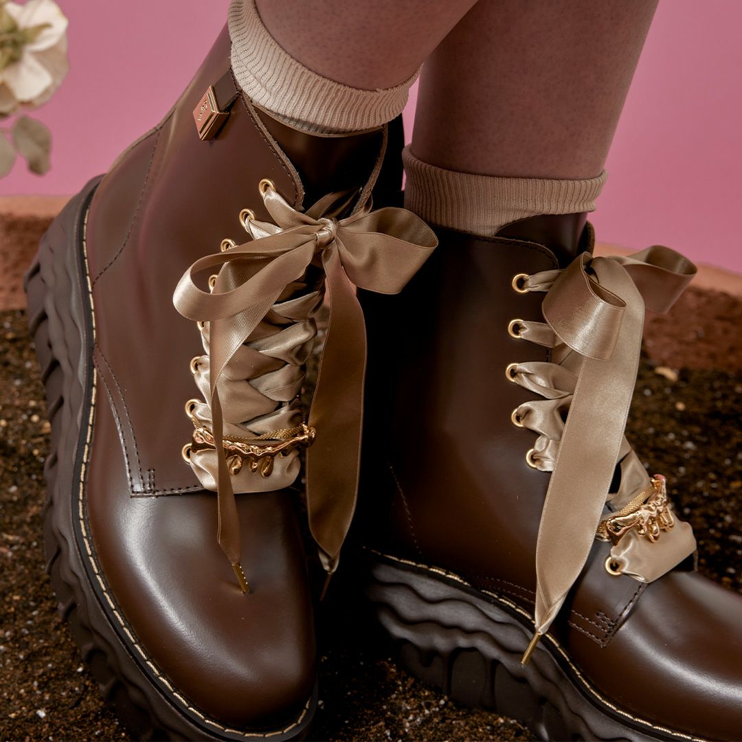 本革 メルティングチョコレート サテンリボンレースアップシューズ（ブラウン） ブーツ
