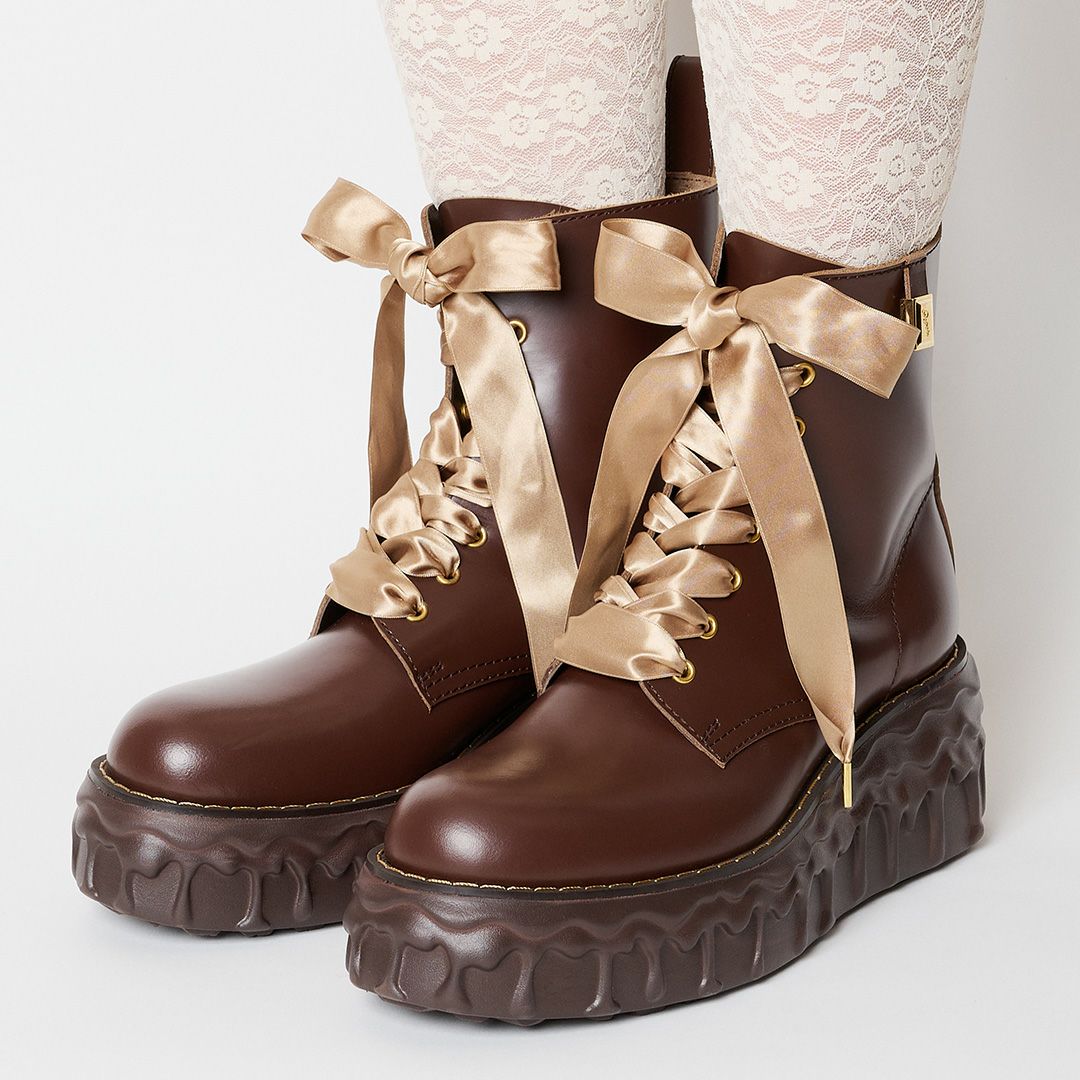 本革 メルティングチョコレート サテンリボンレースアップシューズ（ブラウン） ブーツ