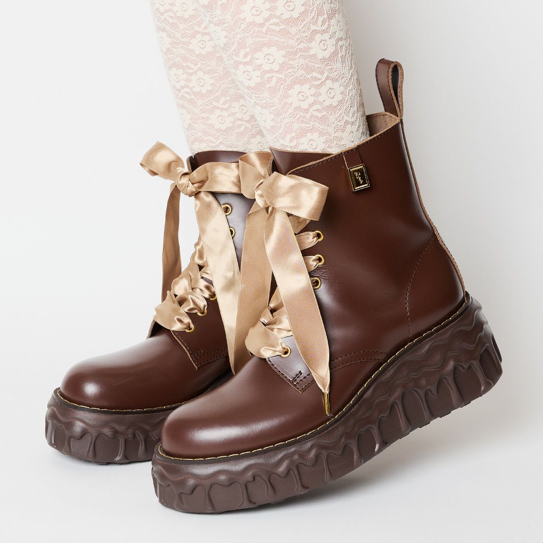 本革 メルティングチョコレート サテンリボンレースアップシューズ（ブラウン） ブーツ