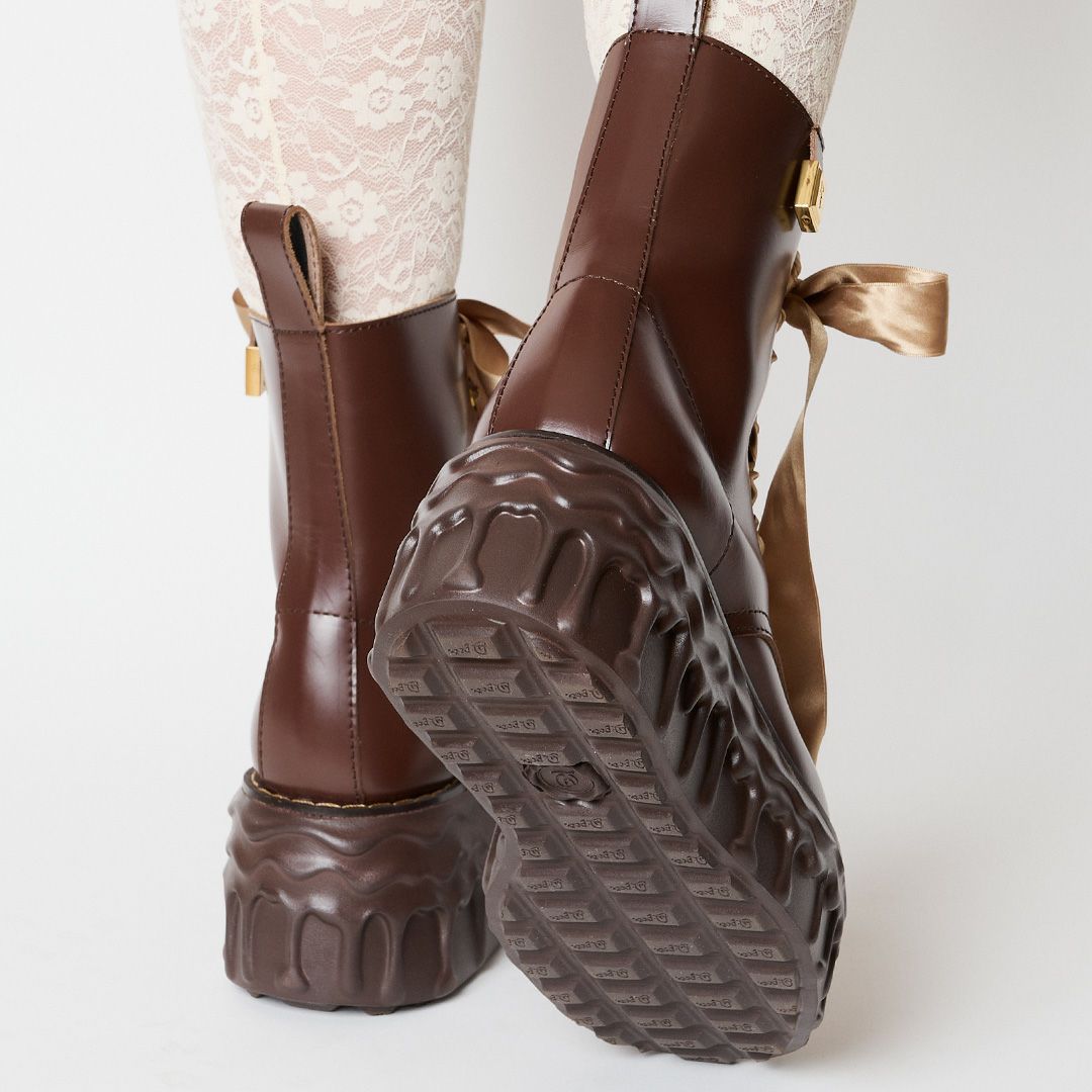 本革 メルティングチョコレート サテンリボンレースアップシューズ（ブラウン） ブーツ