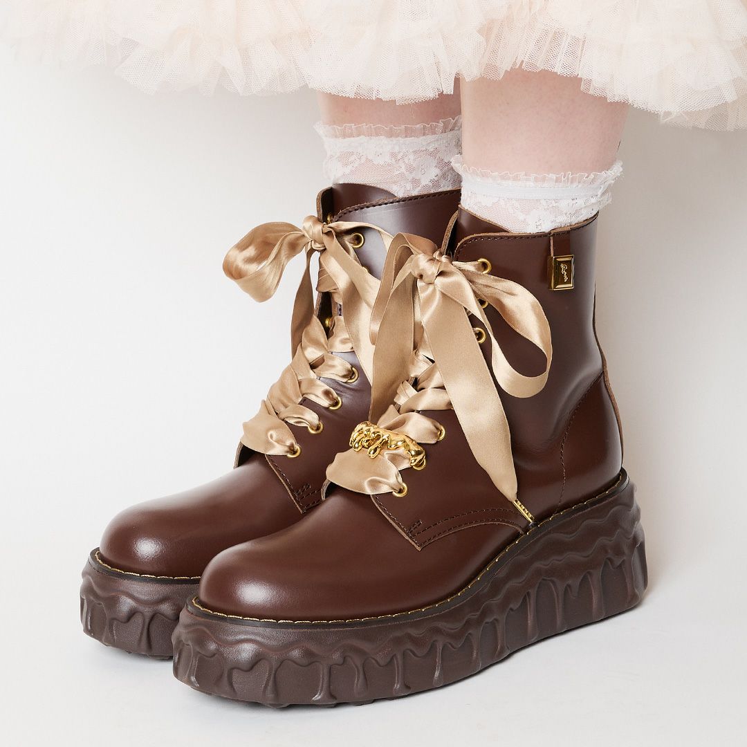 本革 メルティングチョコレート サテンリボンレースアップシューズ（ブラウン） ブーツ