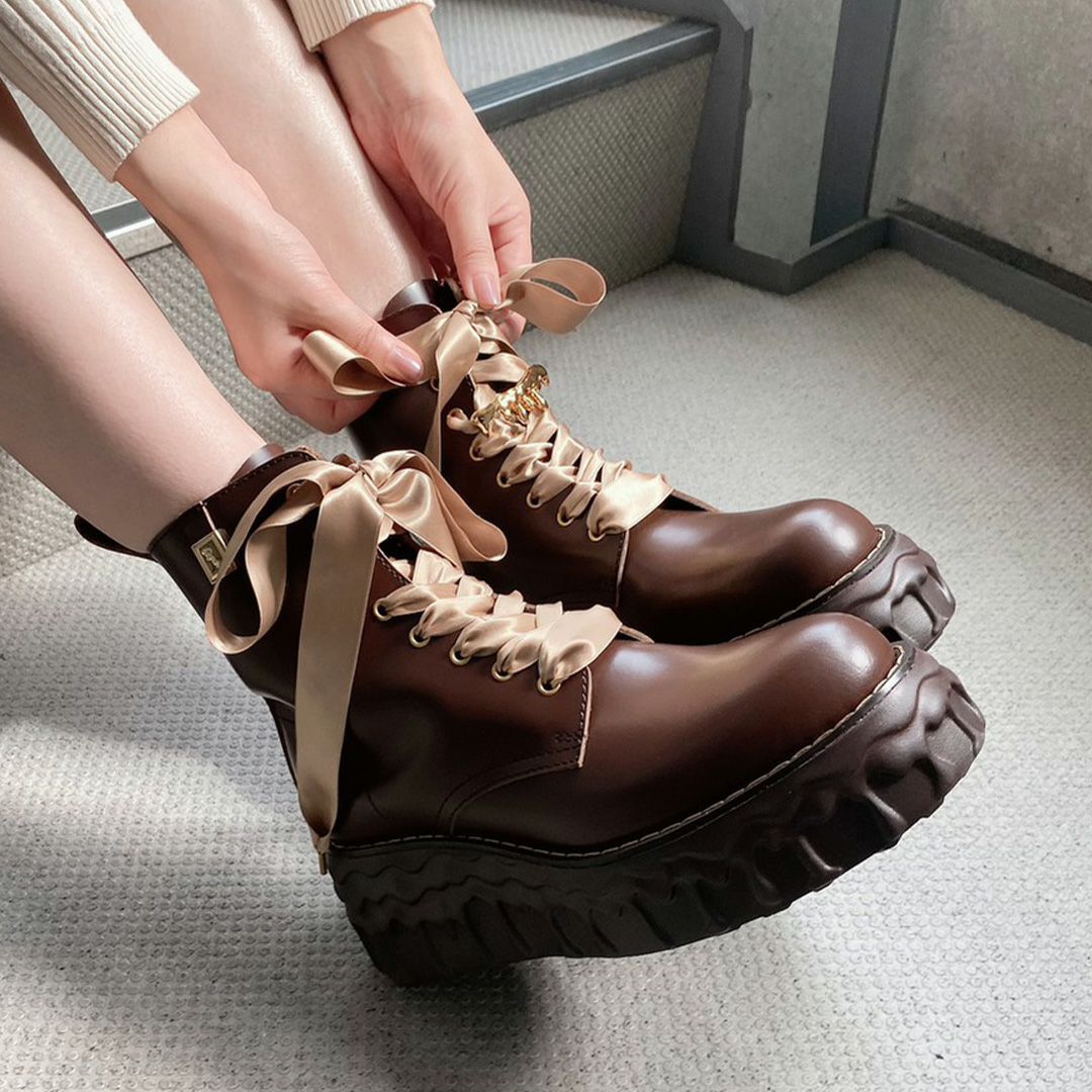 本革 メルティングチョコレート サテンリボンレースアップシューズ（ブラウン） ブーツ