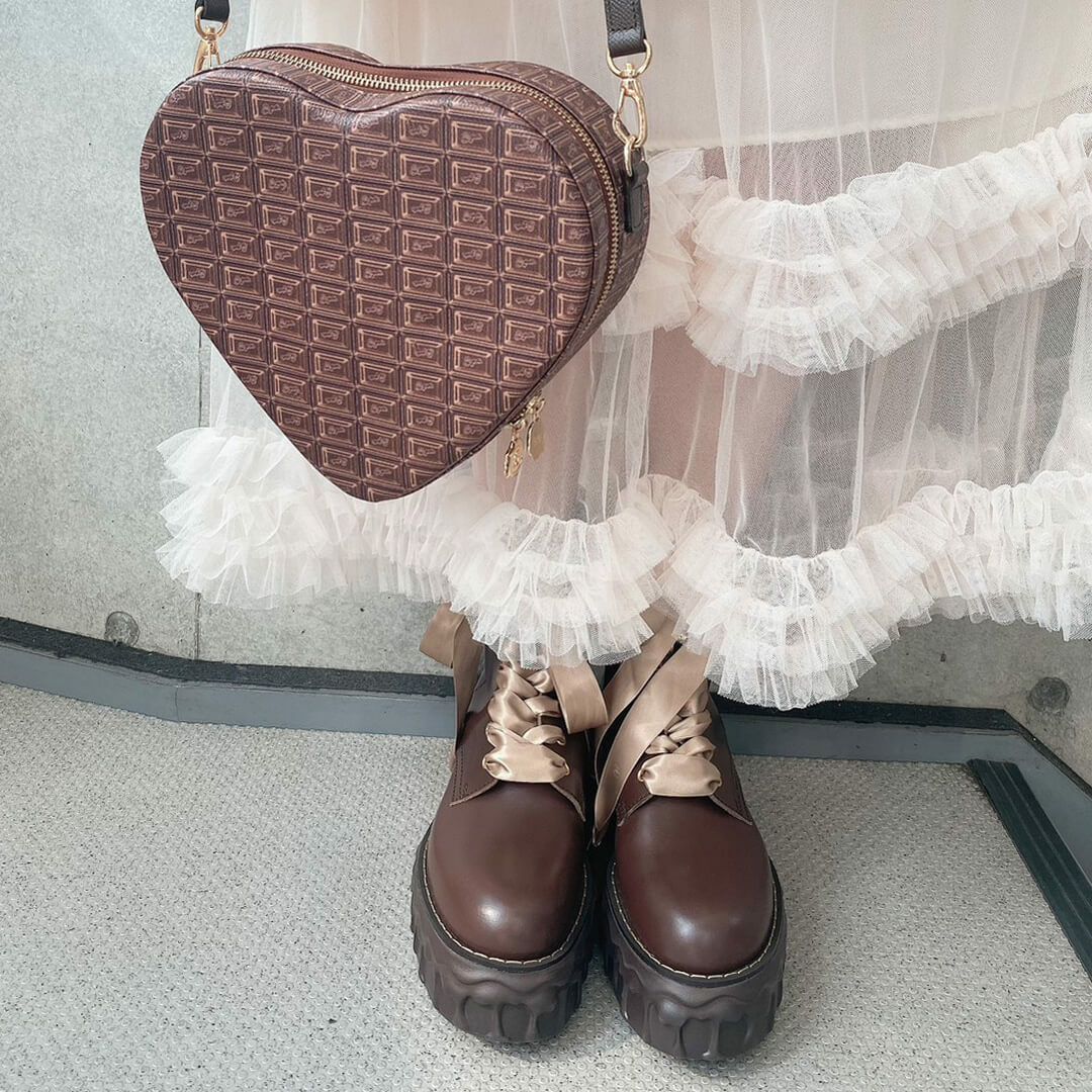 本革 メルティングチョコレート サテンリボンレースアップシューズ（ブラウン） ブーツ