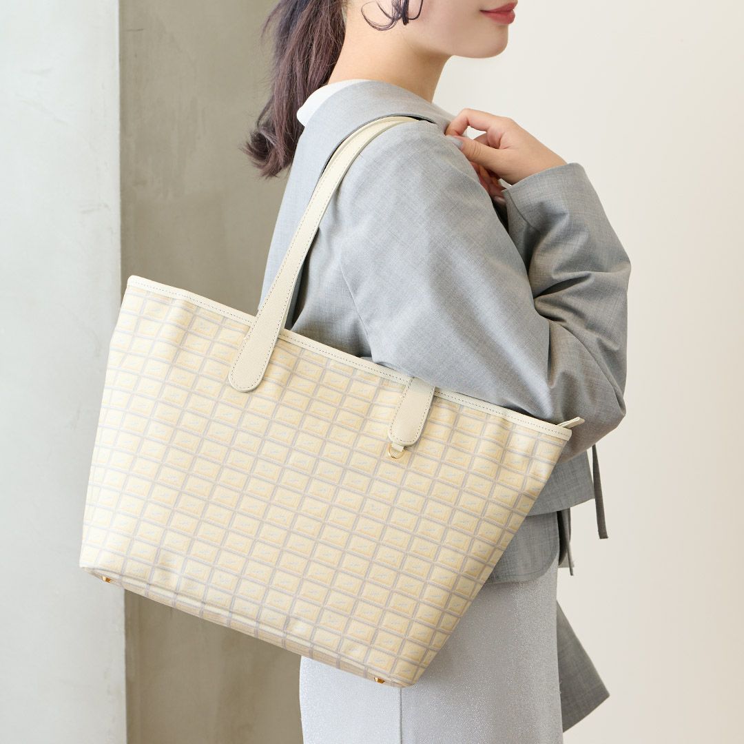 ホワイトチョコレート ジップトートバッグ | Q-pot. ONLINE SHOP 