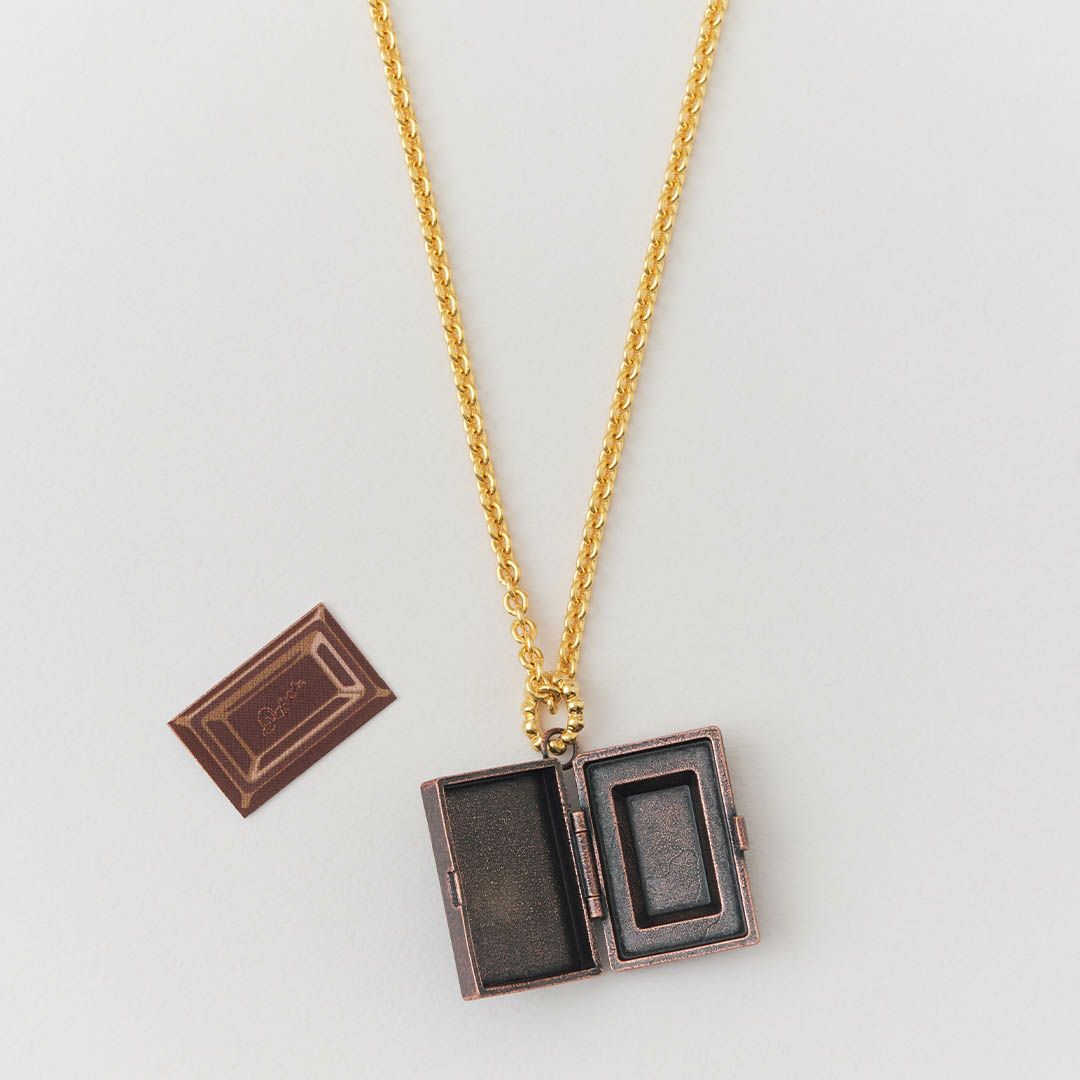 チョコレート タブレット ロケット ネックレス（ブラウン） | Q-pot