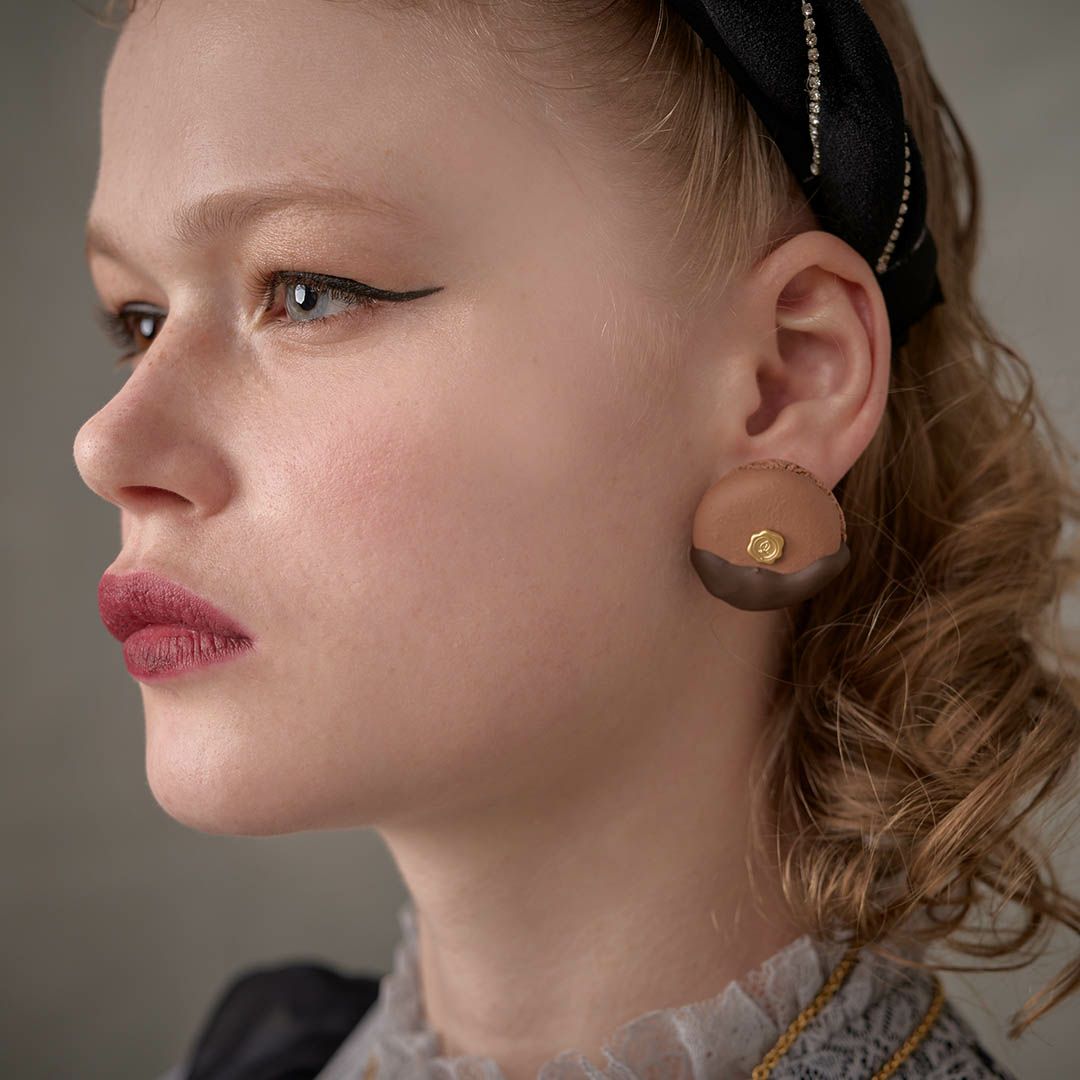 チョコレートディップマカロン ピアス(チョコレート) | Q-pot. ONLINE SHOP