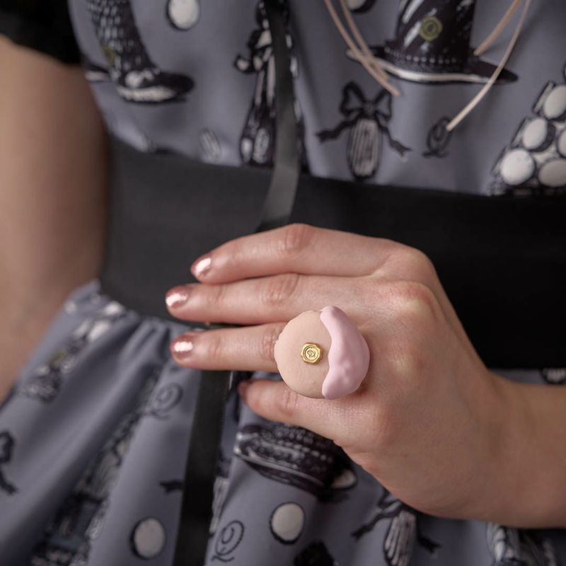 残り1点】チョコレートディップマカロン リング(ストロベリー) | Q-pot