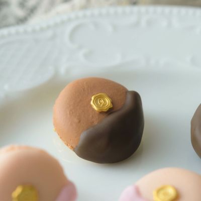 【残り1点】チョコレートディップマカロン ブローチ（チョコレート）